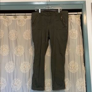 Roz & Ali forest green ankle pants